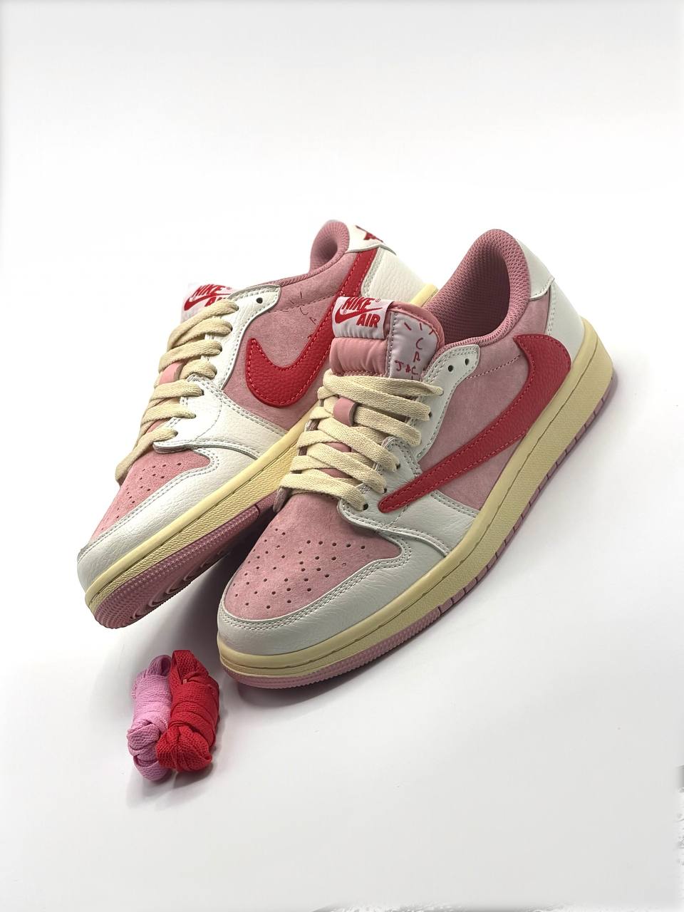 Air Jordan 1 Low x Travis Scott “Tropical Pink”  | Rosa-Beige-Rojo |