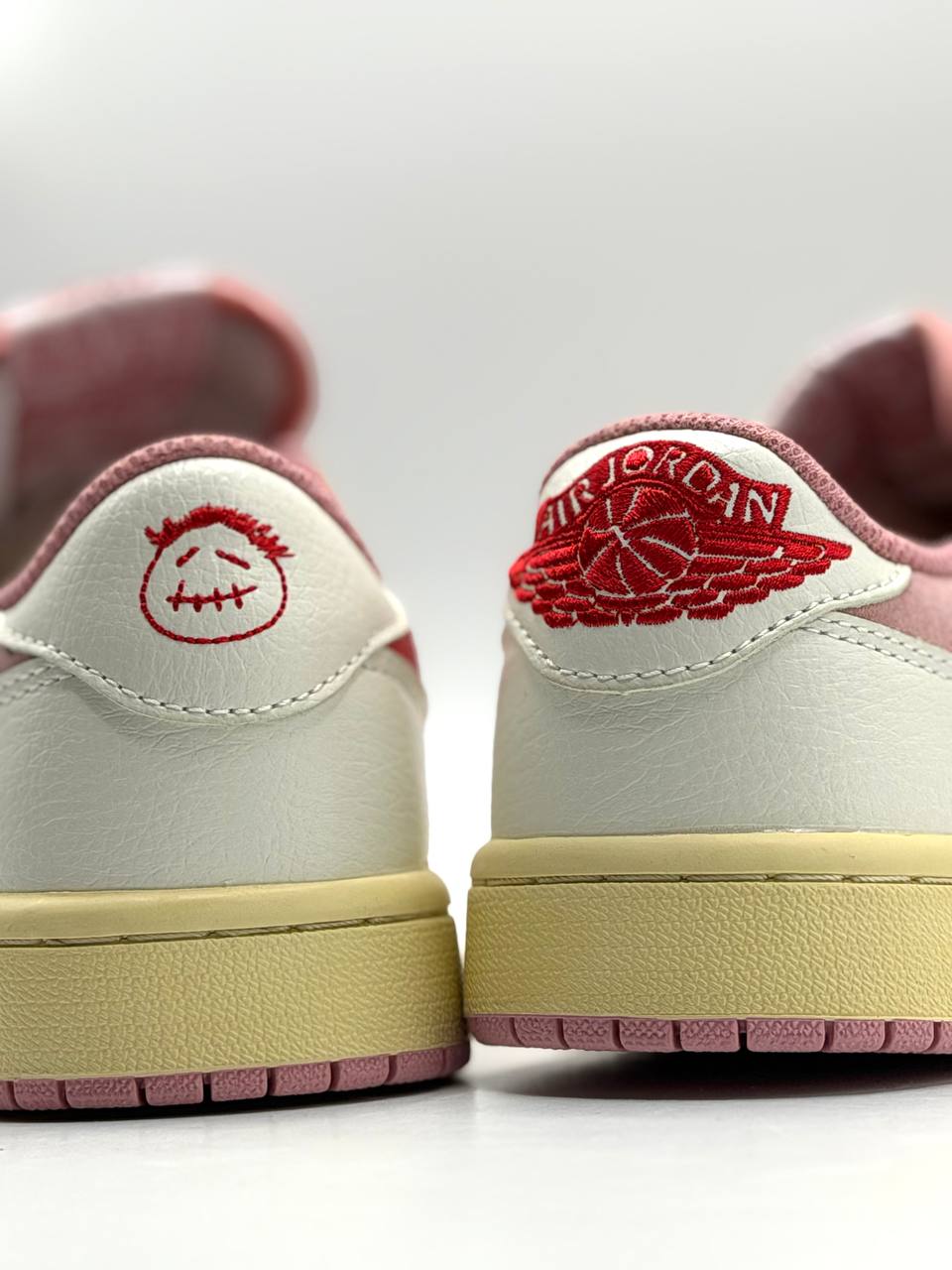 Air Jordan 1 Low x Travis Scott “Tropical Pink”  | Rosa-Beige-Rojo |