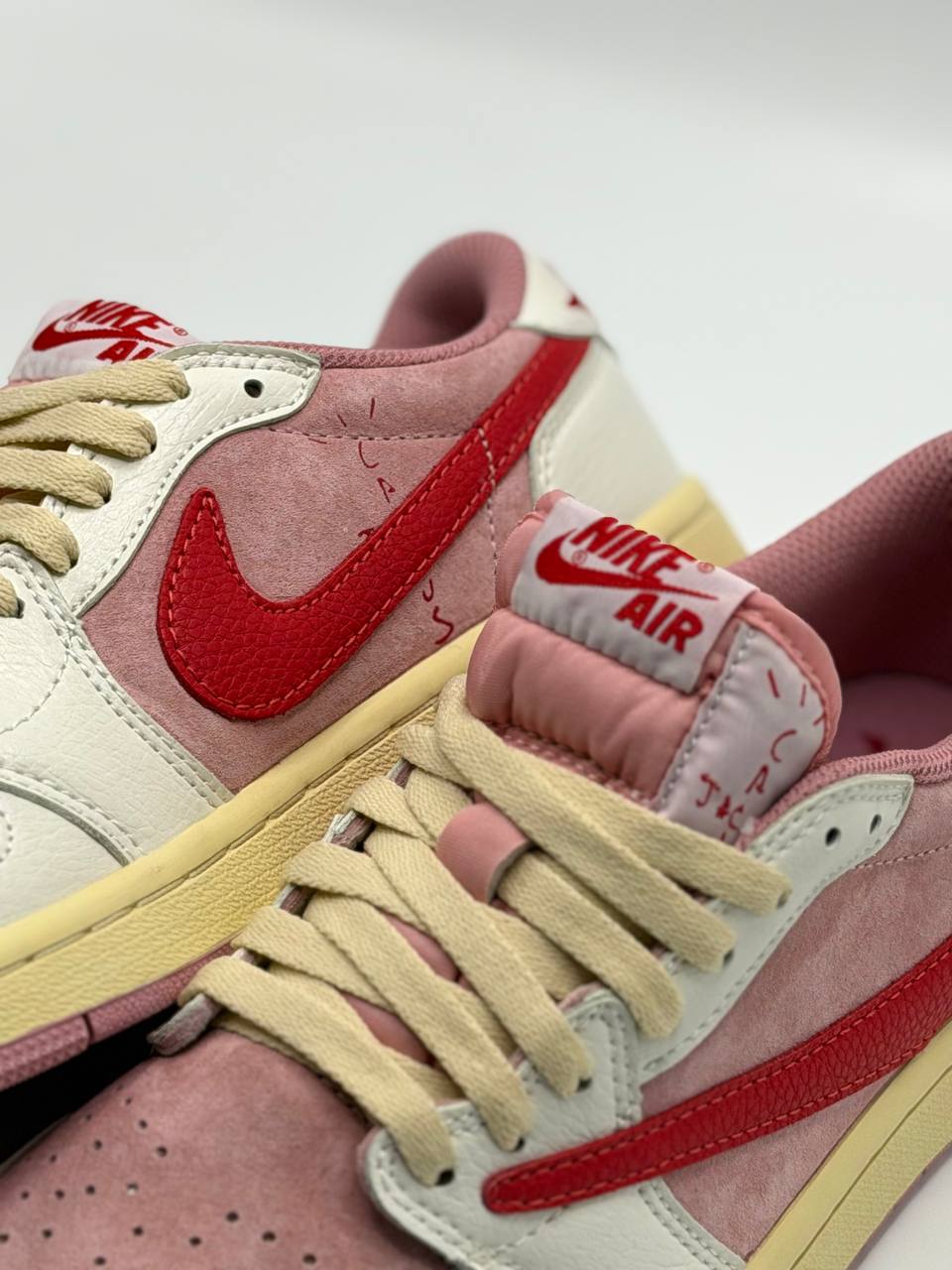 Air Jordan 1 Low x Travis Scott “Tropical Pink”  | Rosa-Beige-Rojo |
