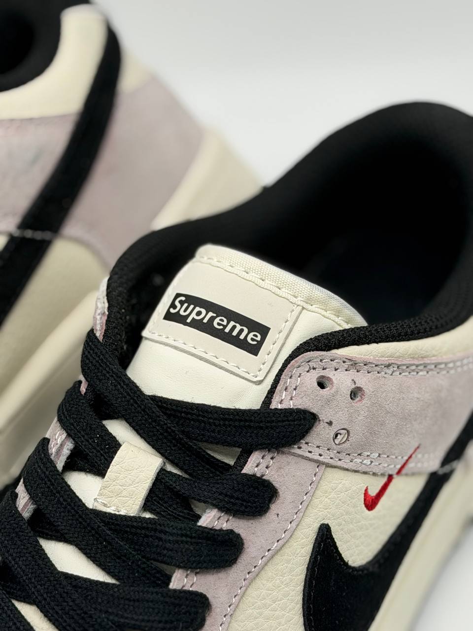 Nike SB Dunk Low x Supreme | Negro-Rosa-Blanco |