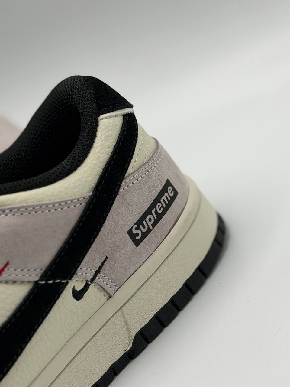 Nike SB Dunk Low x Supreme | Negro-Rosa-Blanco |