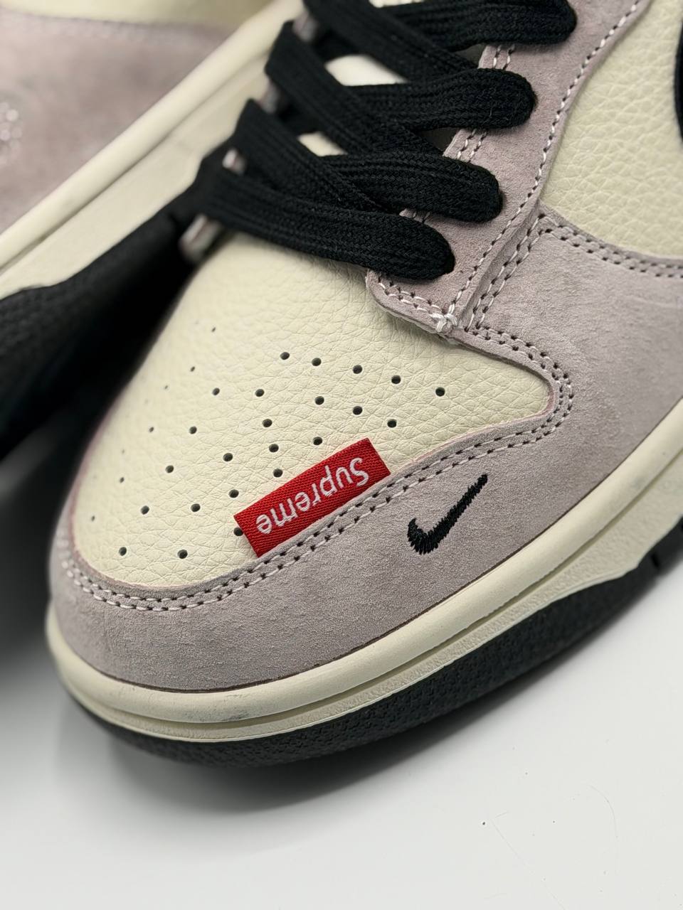 Nike SB Dunk Low x Supreme | Negro-Rosa-Blanco |