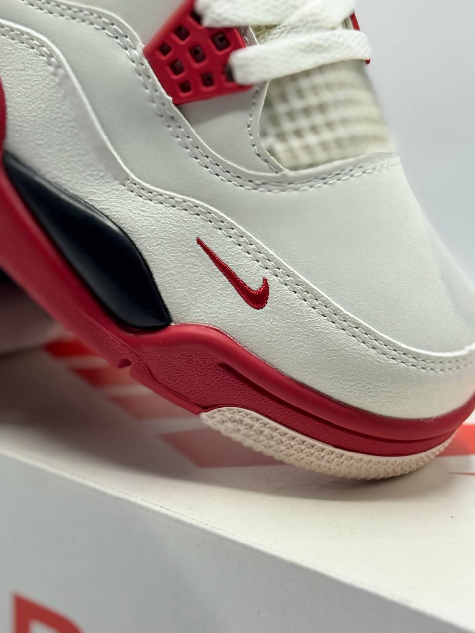 Air Jordan 4 x Nigel Sylvester “Brick After Brick"  | Beige-Rojo |