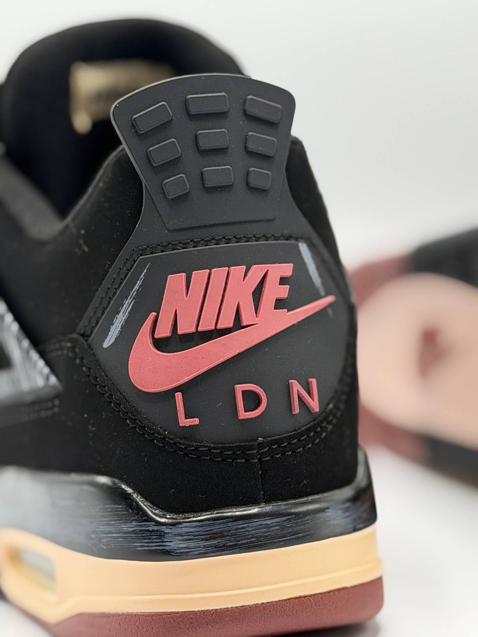 Air Jordan 4 'London'  | Negro-Rojo |