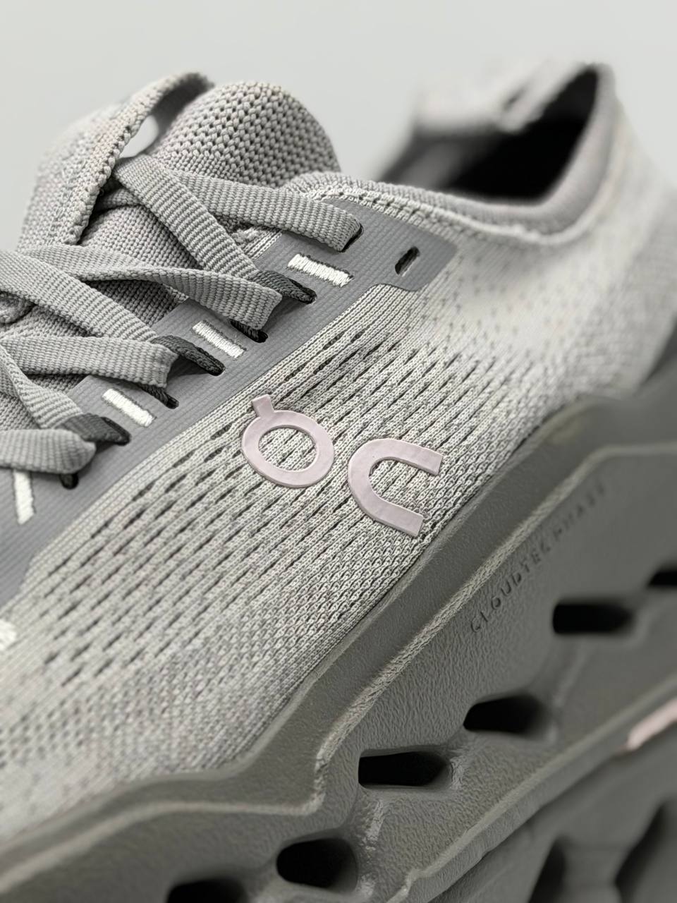 On Cloudsurfer Max | Gris