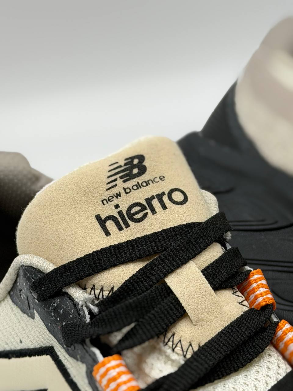 New Balance Hierro | Beige-Negro-Naranja