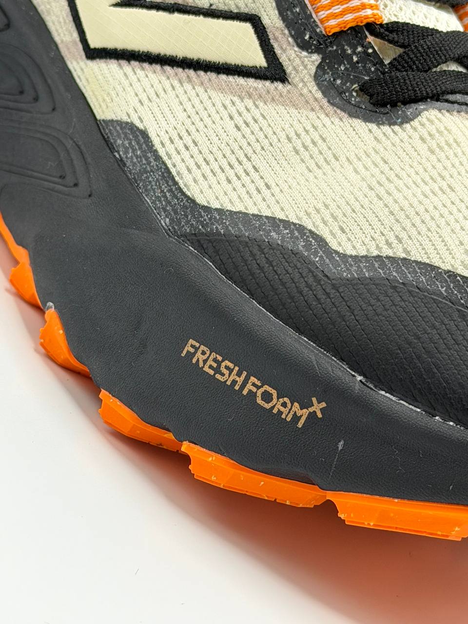 New Balance Hierro | Beige-Negro-Naranja