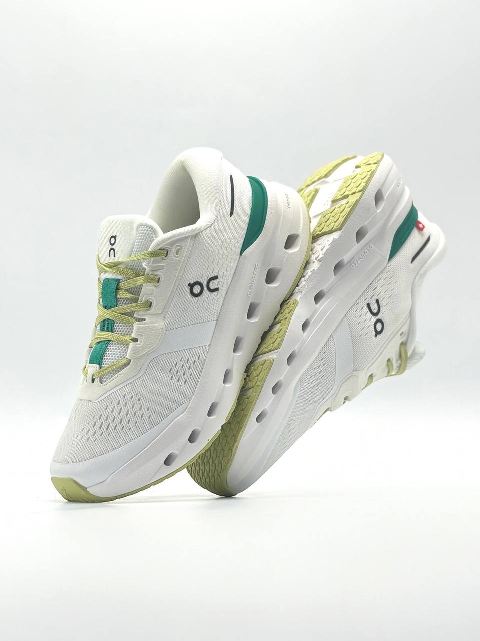 On Cloudrunner 3 | Blanco-Verde