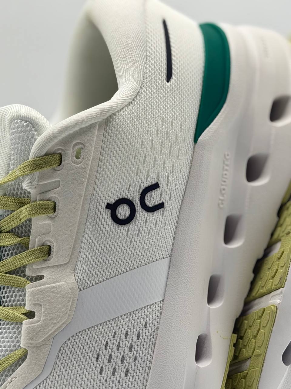 On Cloudrunner 3 | Blanco-Verde