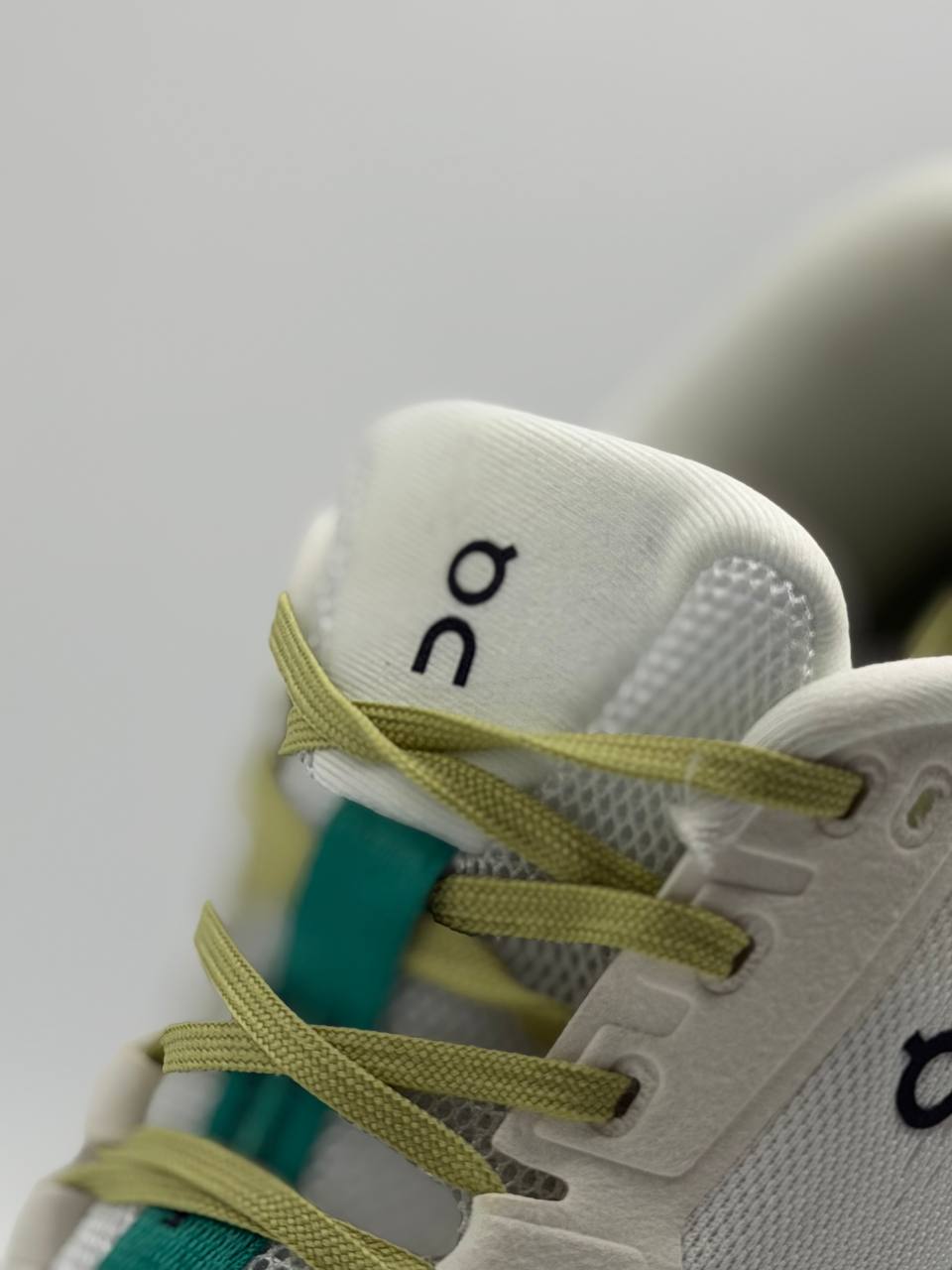 On Cloudrunner 3 | Blanco-Verde