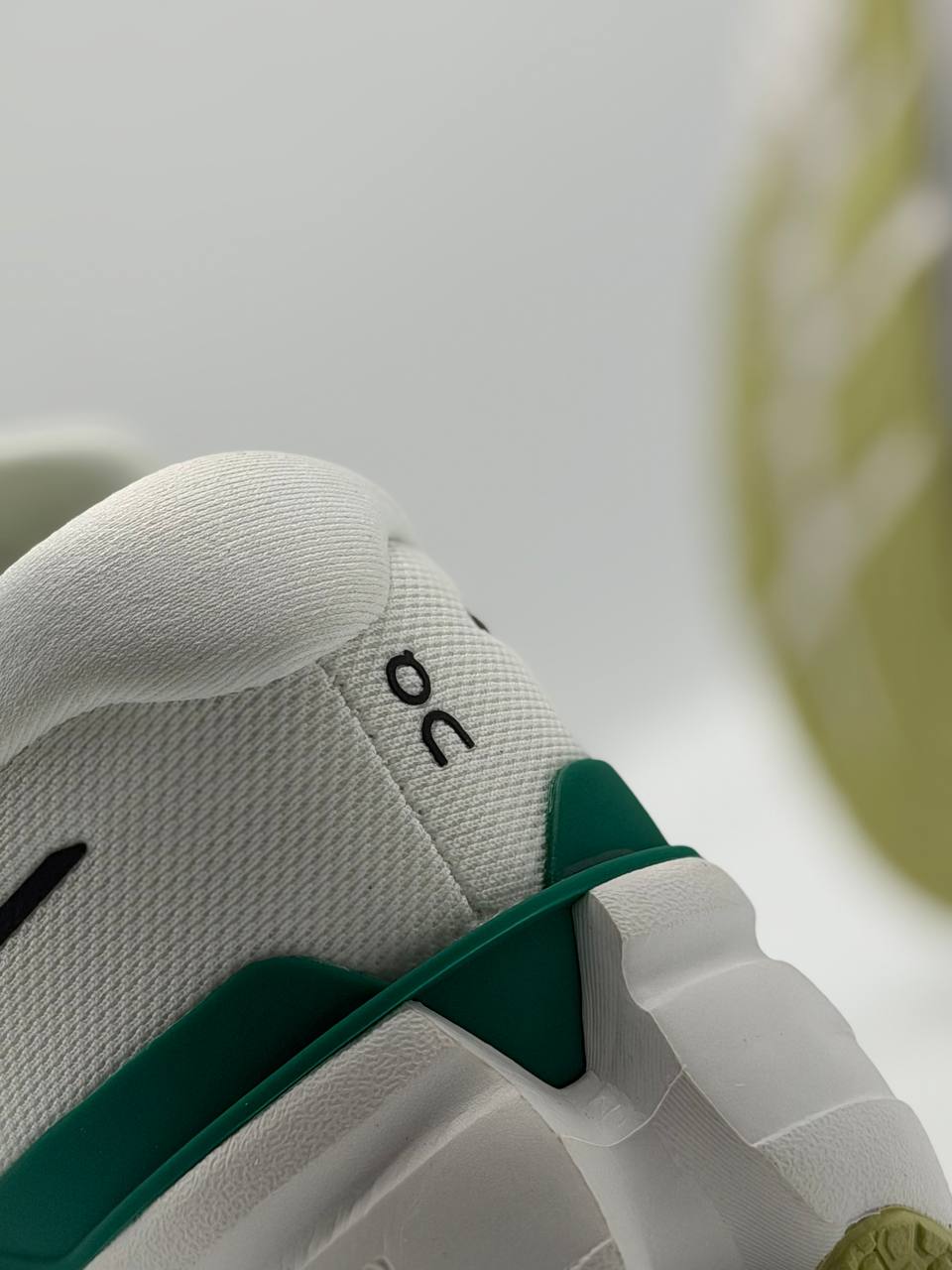 On Cloudrunner 3 | Blanco-Verde