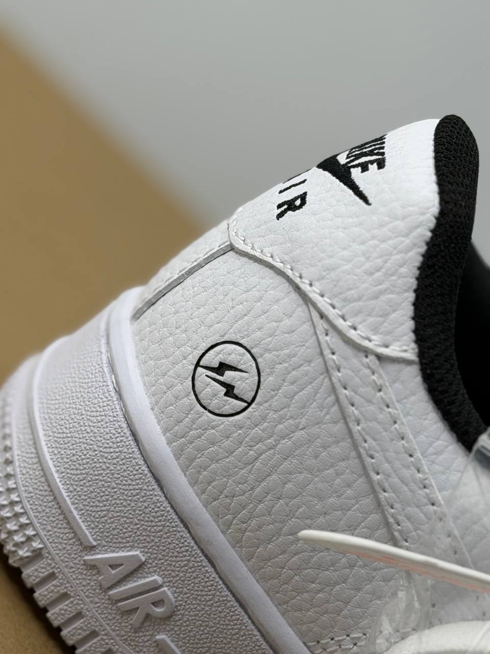 Nike Air Force One x Fragment | Blanco-Negro