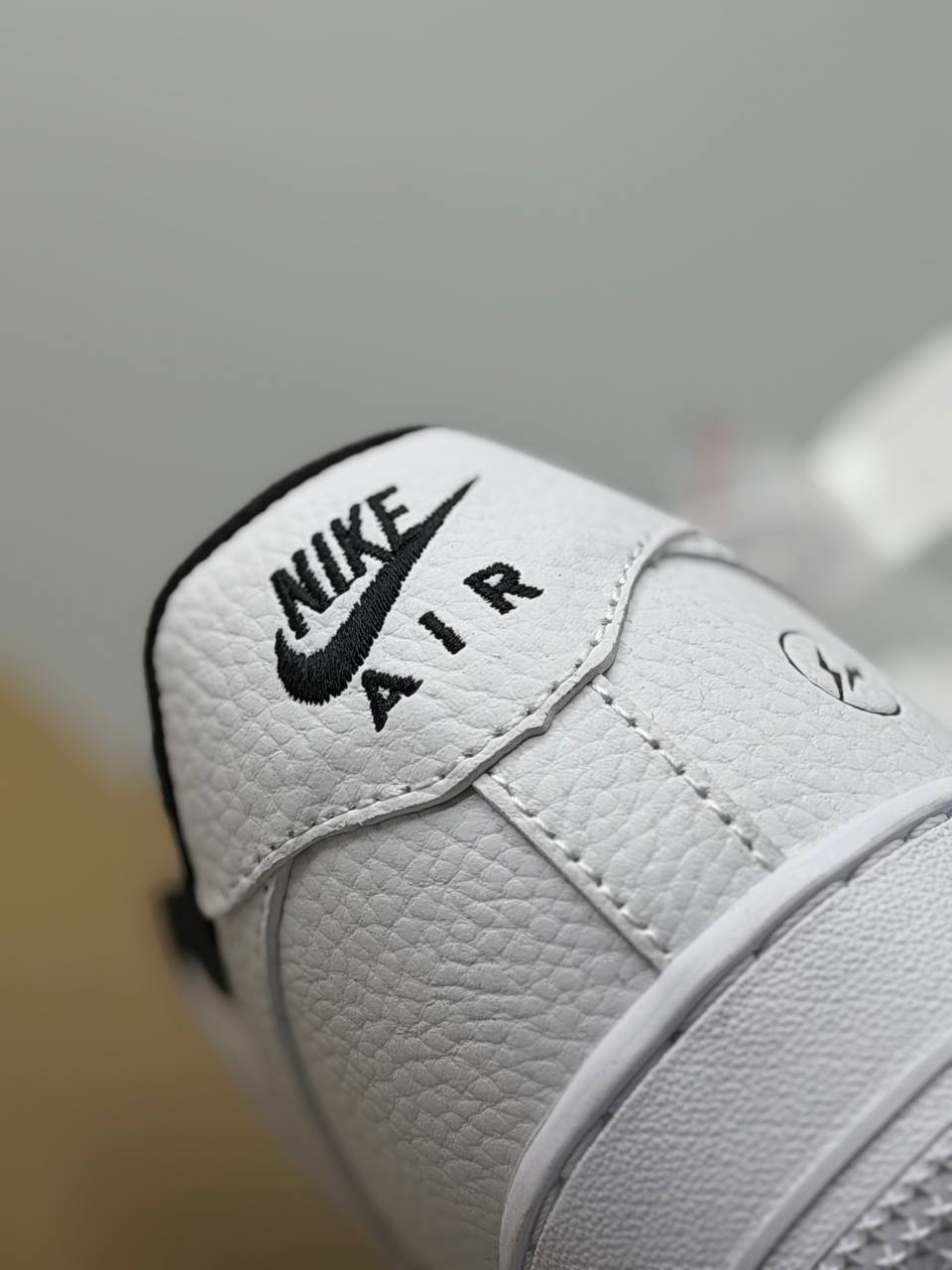Nike Air Force One x Fragment | Blanco-Negro
