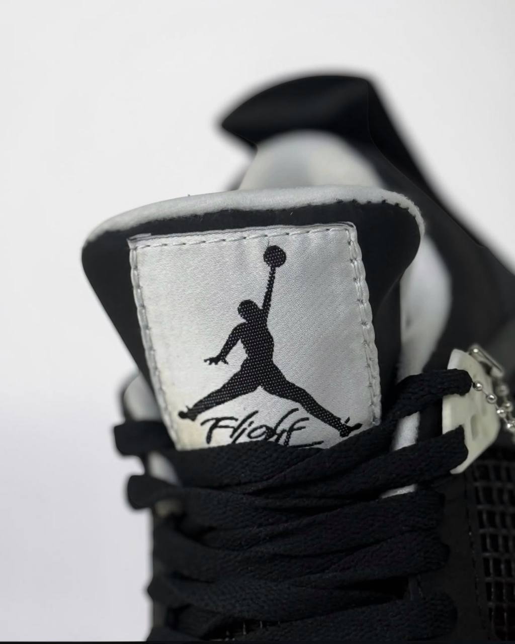 Nike Air Jordan 4 Retro "Fear" | Blanco-Negro