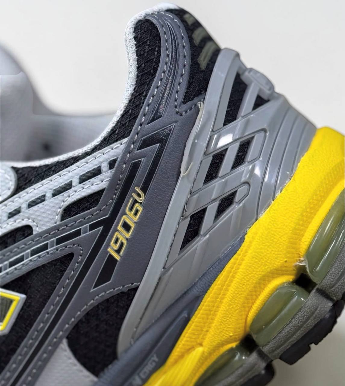 New Balance 1906U Utility "Castlerock Ginger Lemon" | Negro-Amarillo