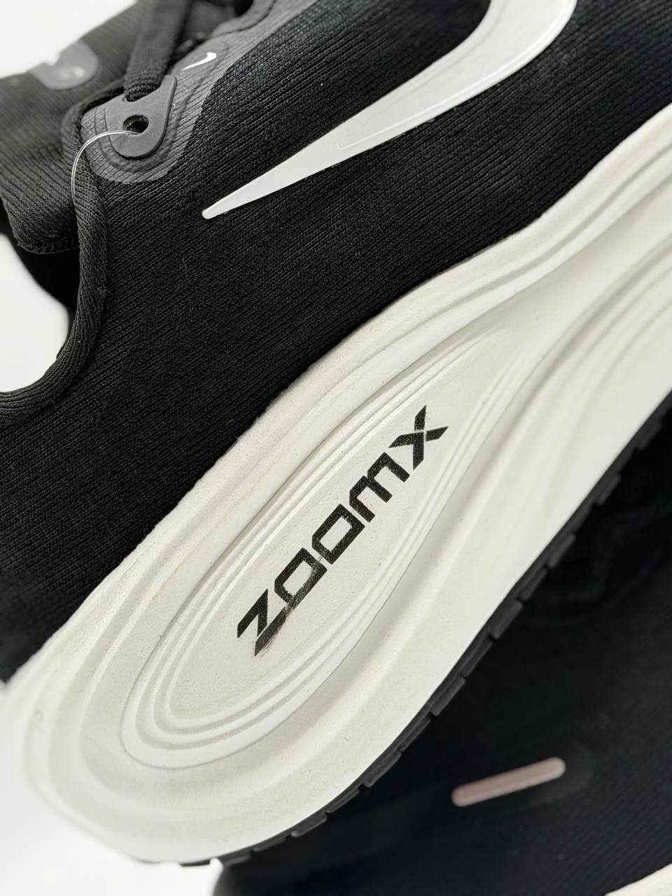 Nike Vomero Plus | Negro-Blanco