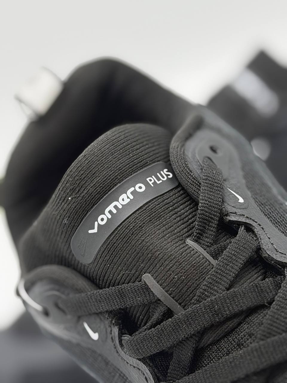Nike Vomero Plus | Negro-Blanco