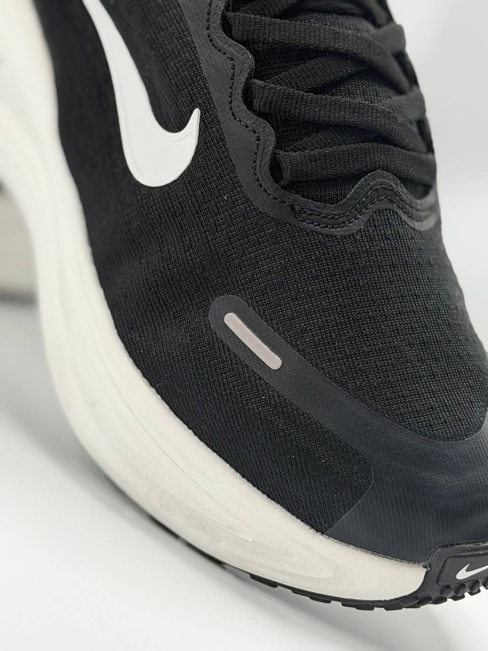 Nike Vomero Plus | Negro-Blanco