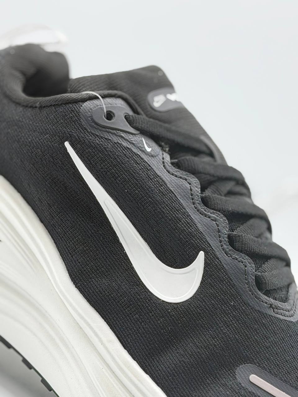 Nike Vomero Plus | Negro-Blanco
