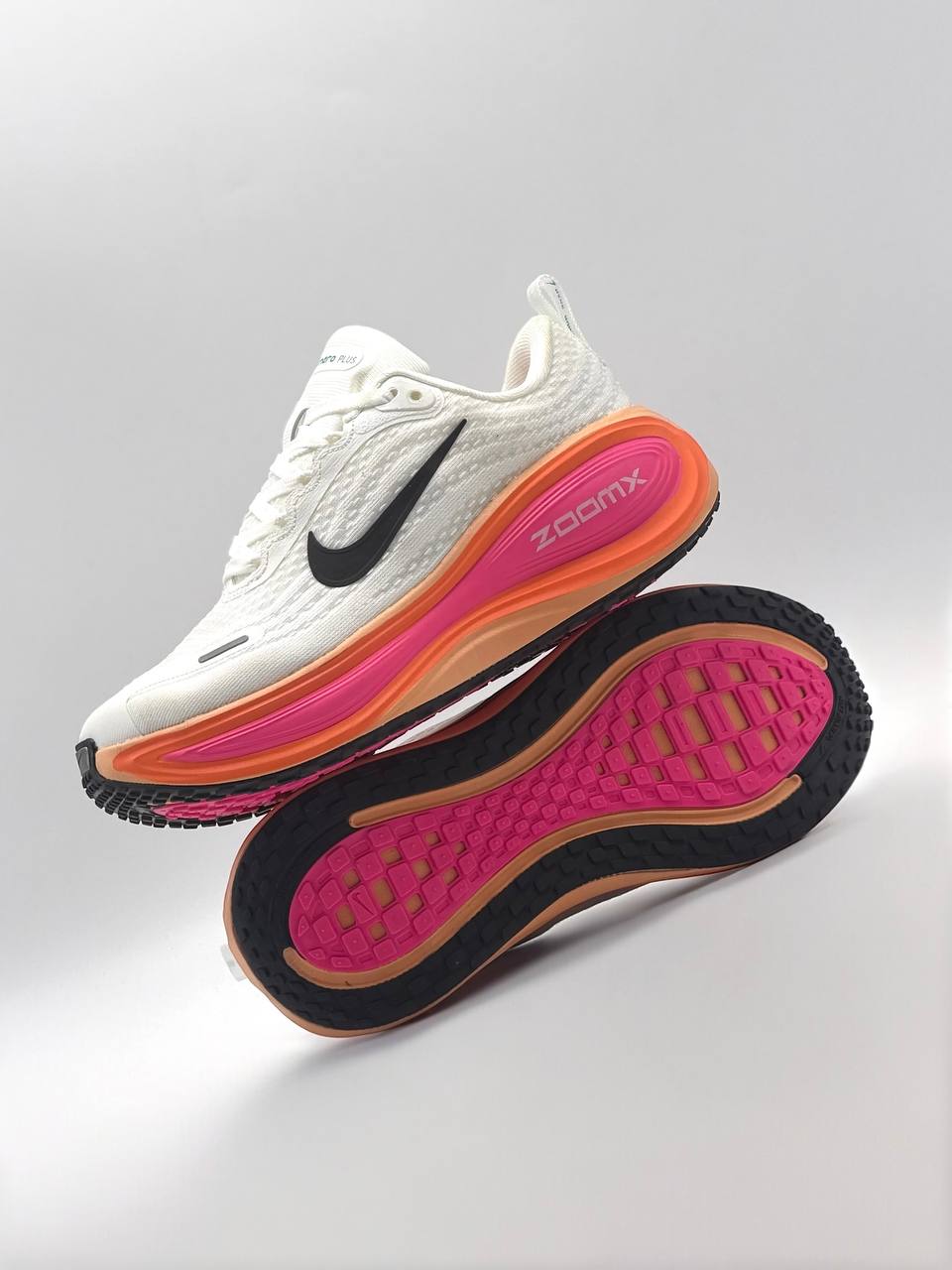 Nike Vomero Plus | Blanco-Rosa
