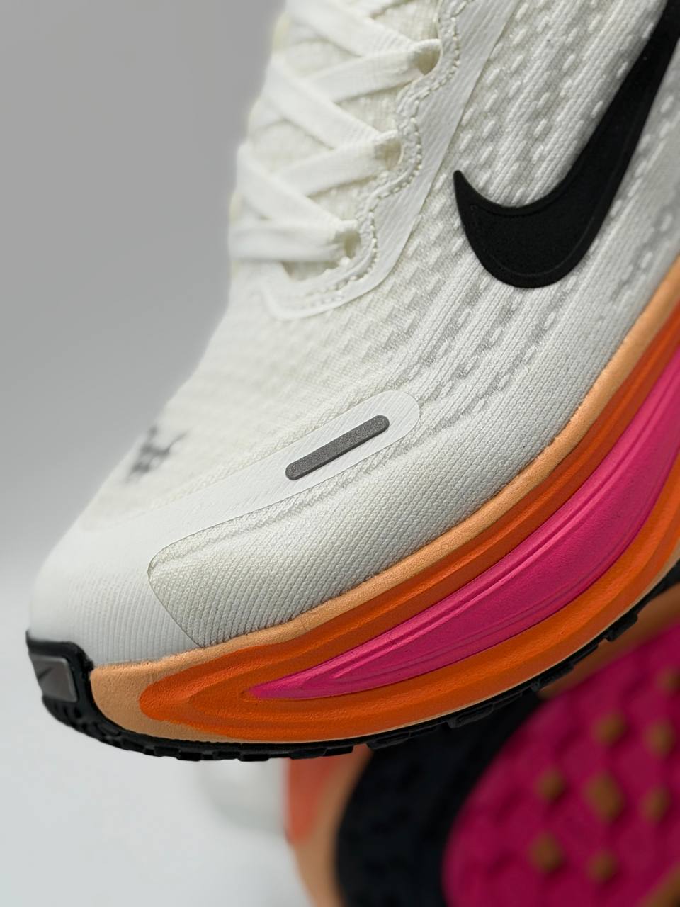 Nike Vomero Plus | Blanco-Rosa