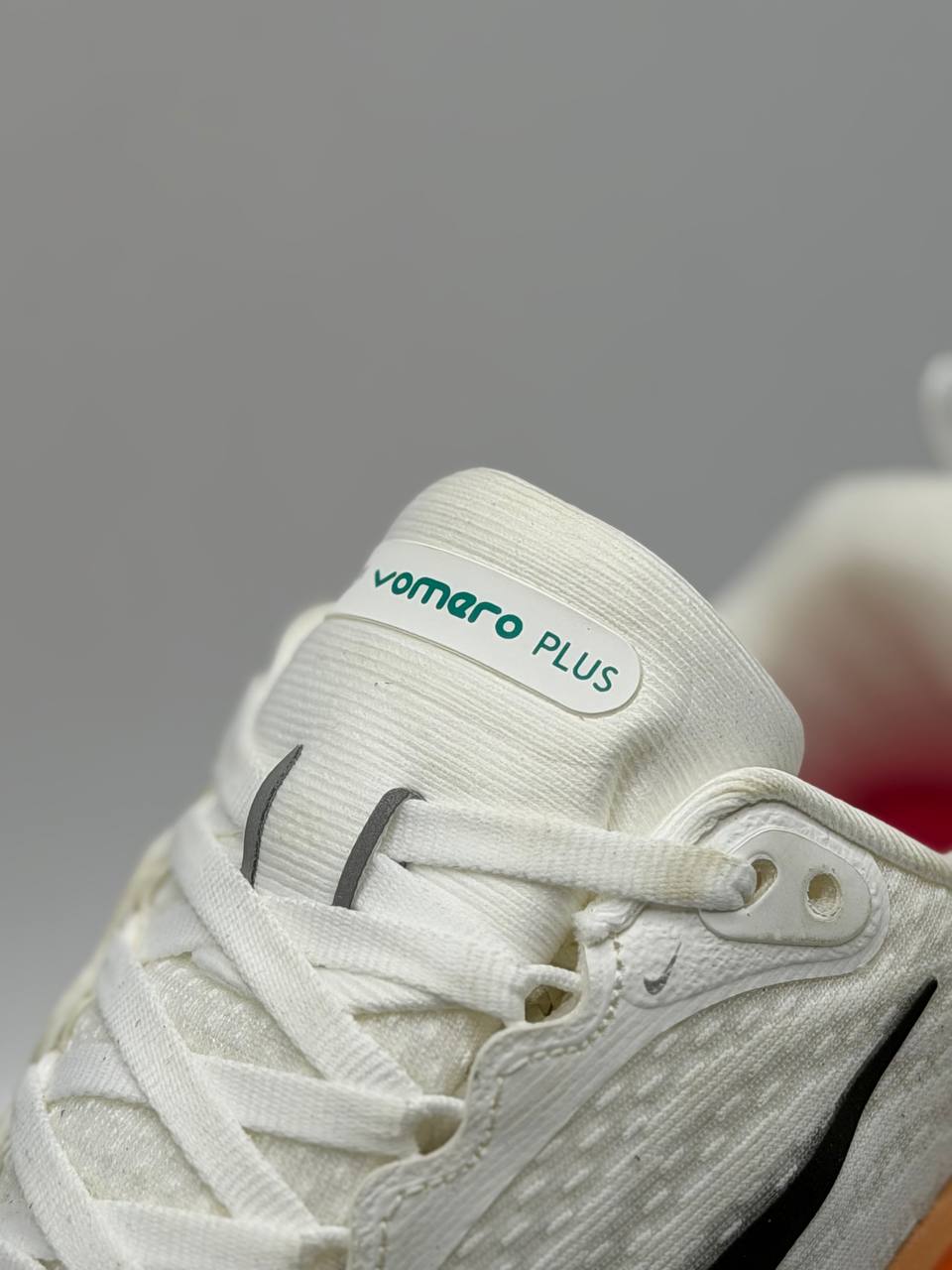 Nike Vomero Plus | Blanco-Rosa