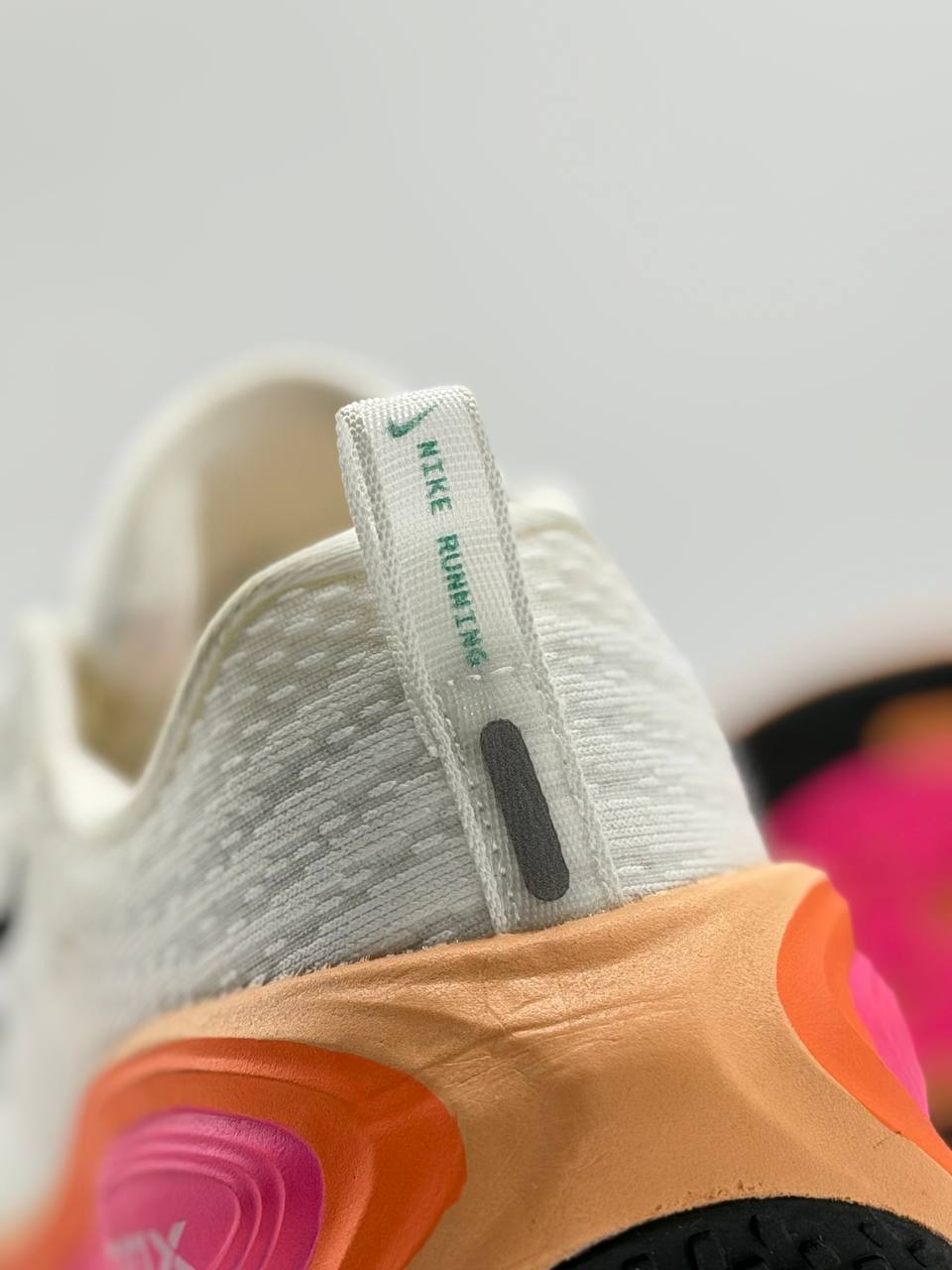 Nike Vomero Plus | Blanco-Rosa