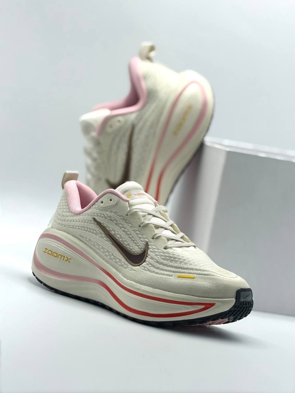 Nike ZoomX Vomero 18 Plus | Blanco-Rosa