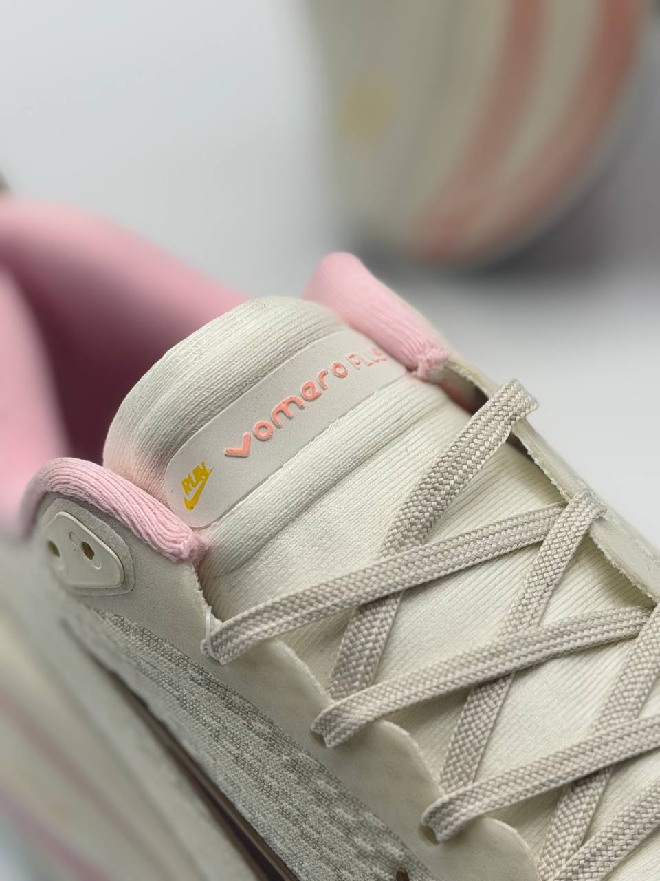 Nike ZoomX Vomero 18 Plus | Blanco-Rosa