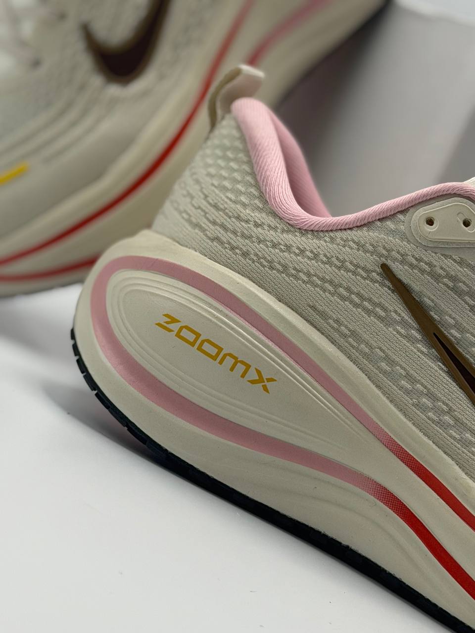 Nike ZoomX Vomero 18 Plus | Blanco-Rosa