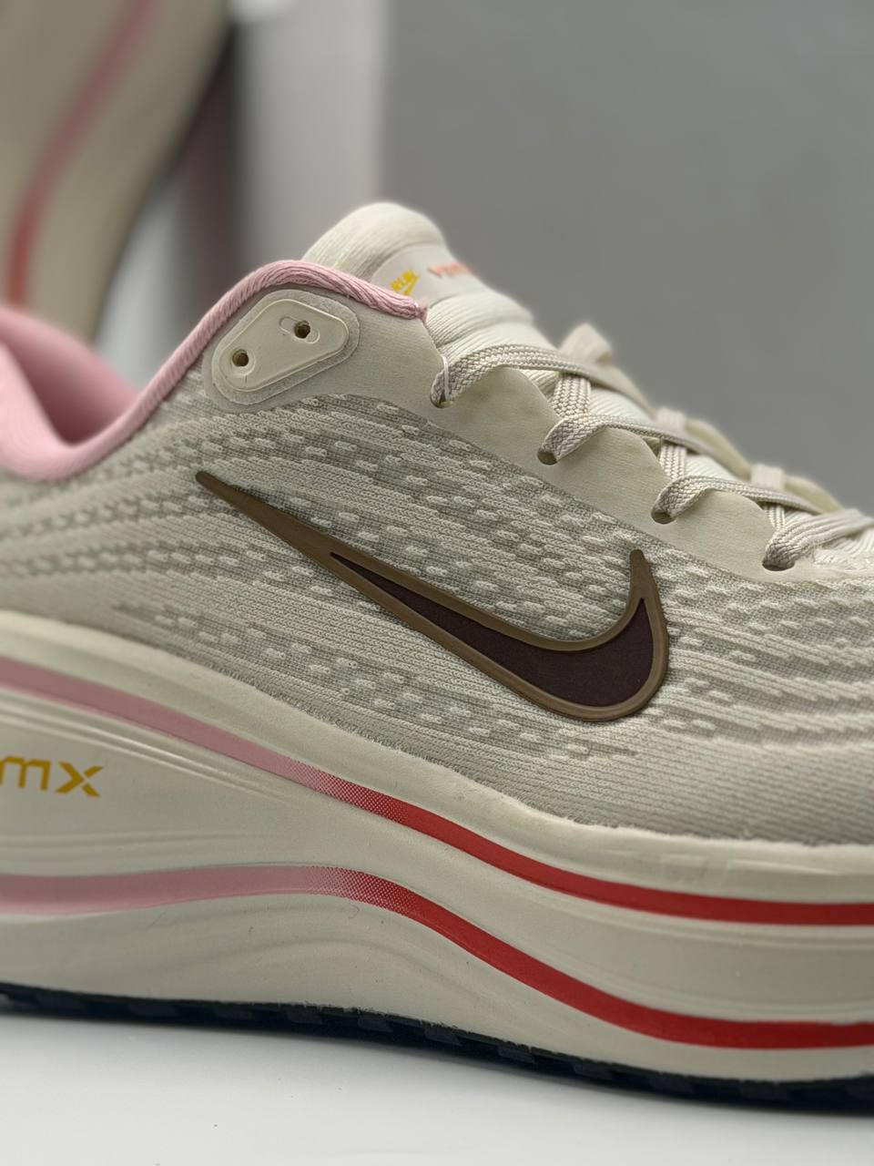 Nike ZoomX Vomero 18 Plus | Blanco-Rosa