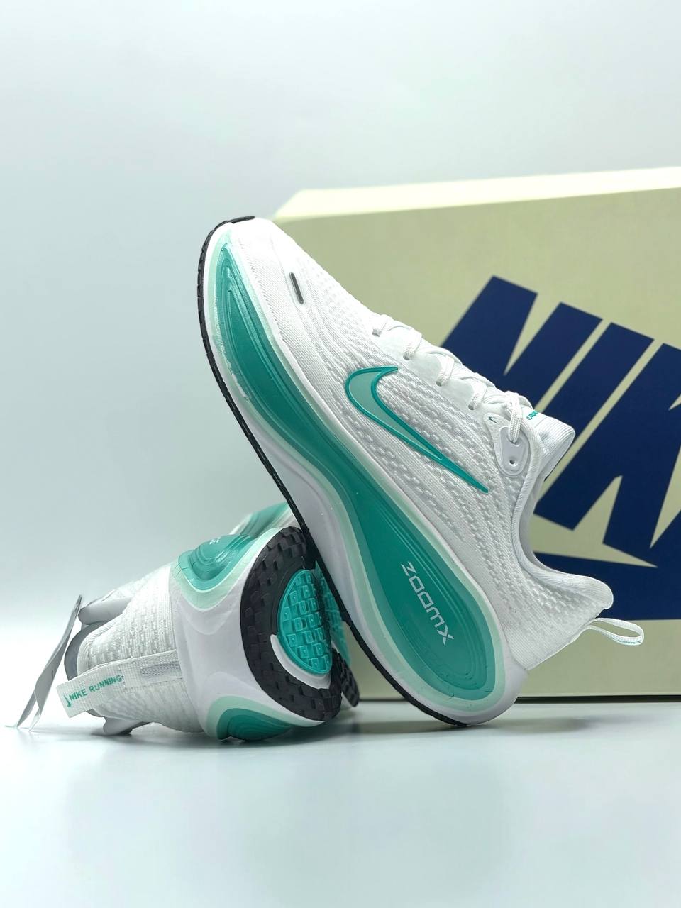 Nike Vomero Plus | Blanco-Verde