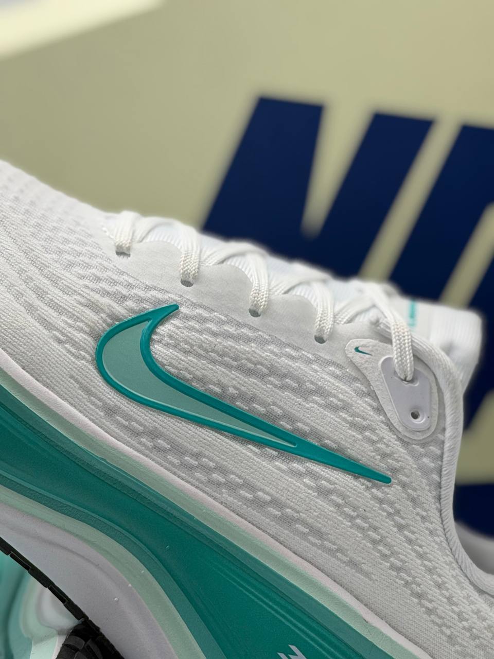 Nike Vomero Plus | Blanco-Verde