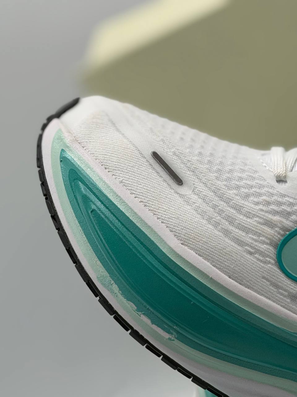 Nike Vomero Plus | Blanco-Verde