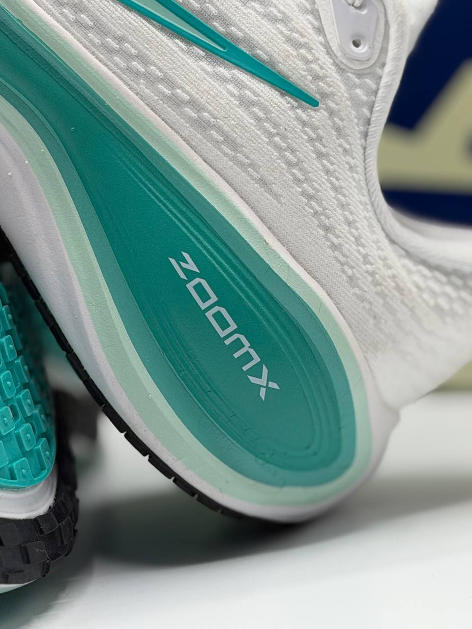 Nike Vomero Plus | Blanco-Verde