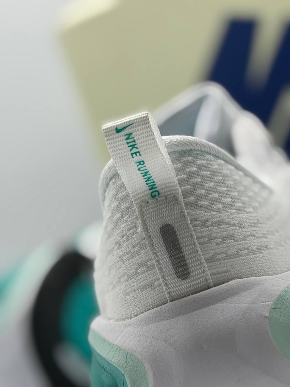 Nike Vomero Plus | Blanco-Verde