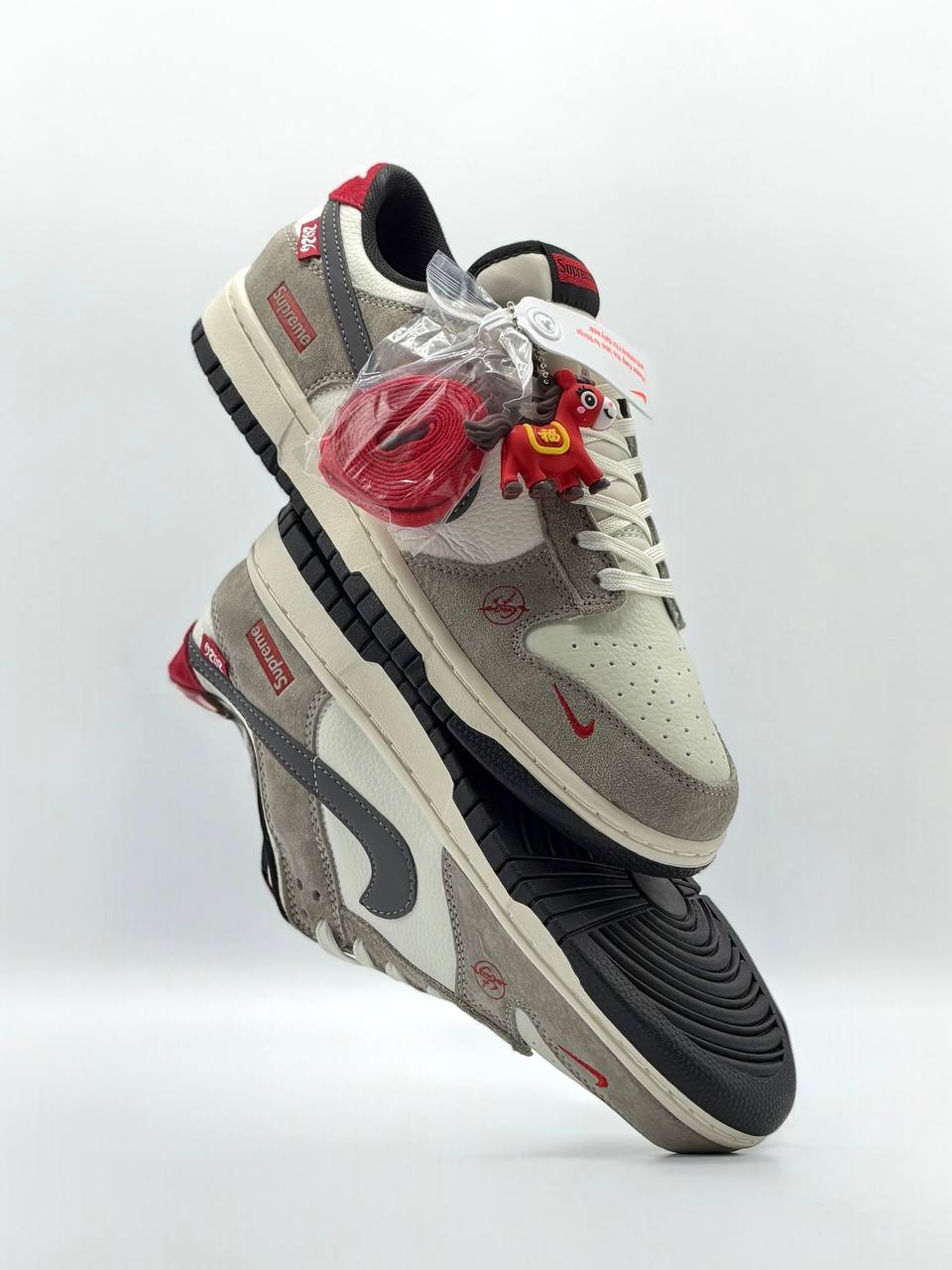 Nike SB Dunk Low x Supreme | Gris-Rojo-Blanco