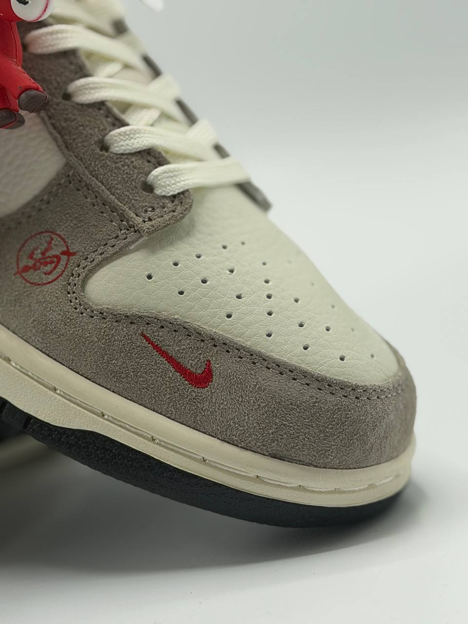 Nike SB Dunk Low x Supreme | Gris-Rojo-Blanco