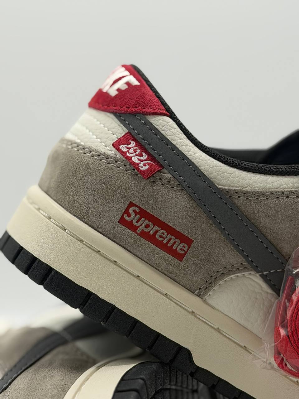 Nike SB Dunk Low x Supreme | Gris-Rojo-Blanco