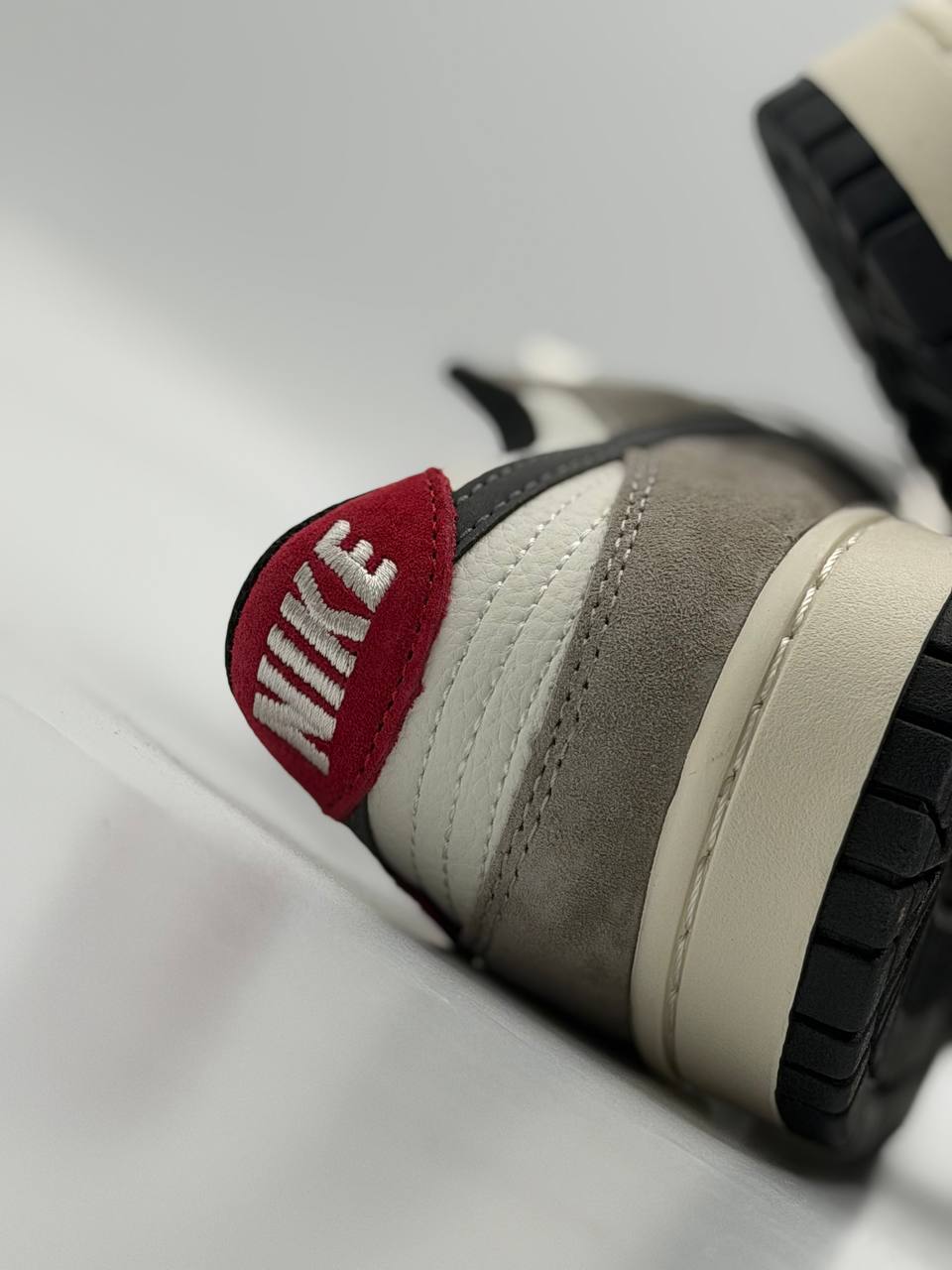 Nike SB Dunk Low x Supreme | Gris-Rojo-Blanco