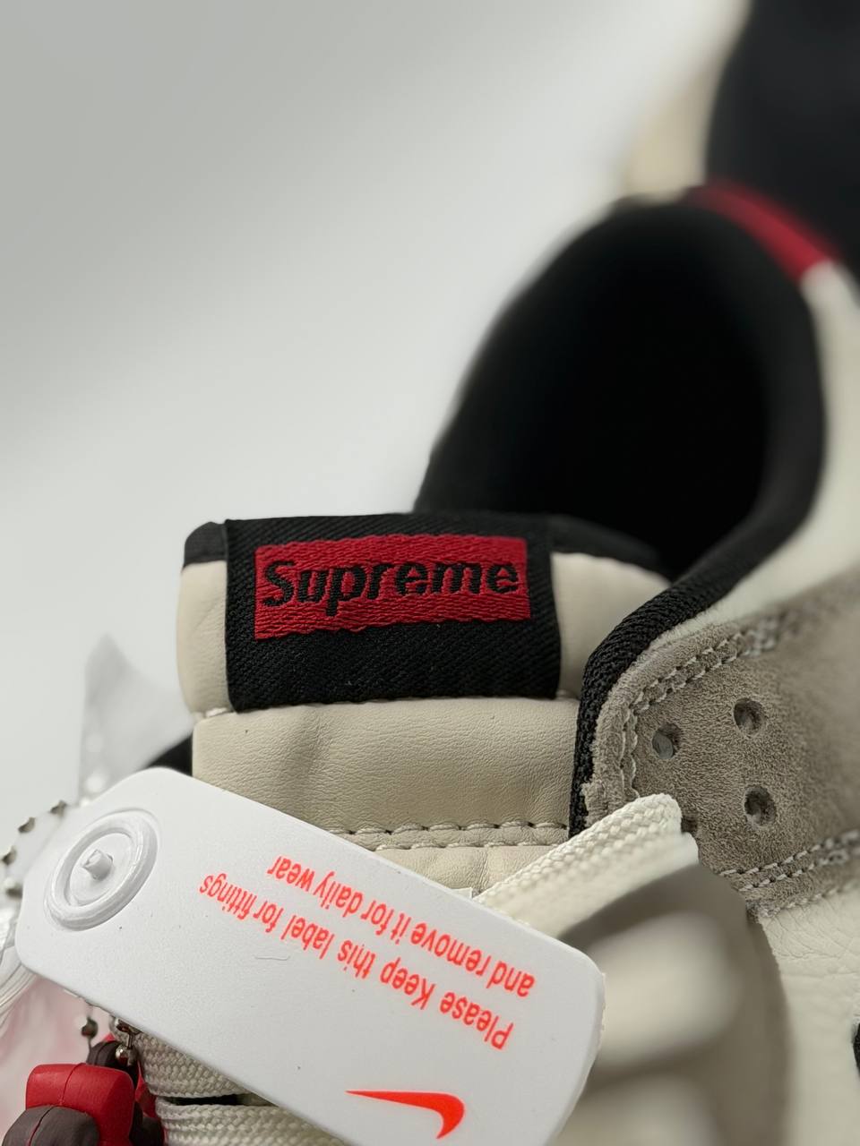 Nike SB Dunk Low x Supreme | Gris-Rojo-Blanco