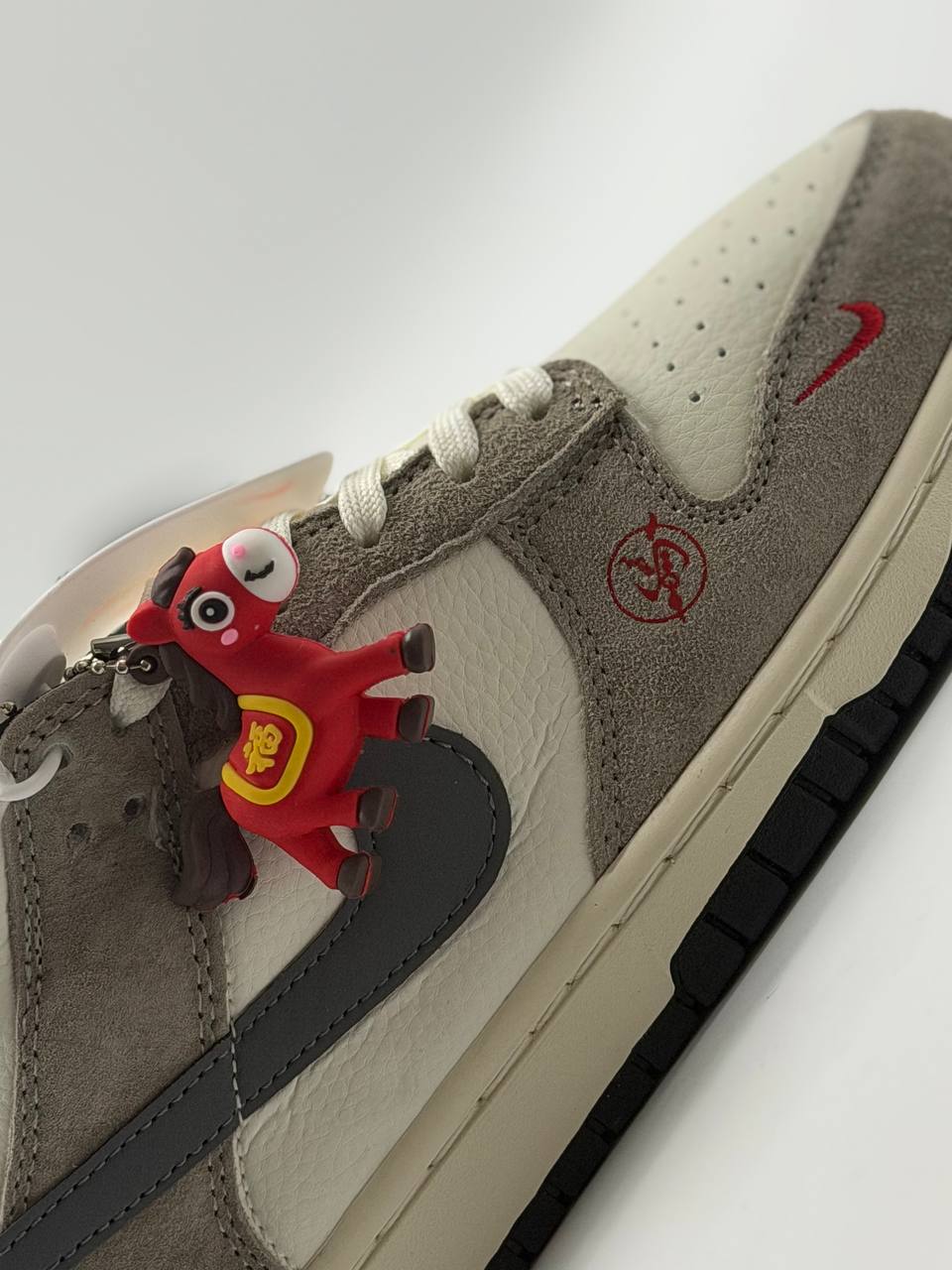 Nike SB Dunk Low x Supreme | Gris-Rojo-Blanco