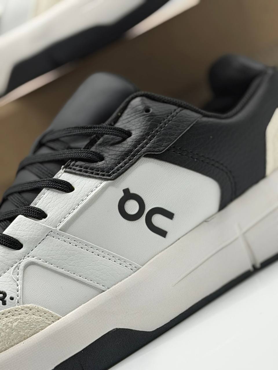 On The Roger Clubhouse | Blanco-Negro