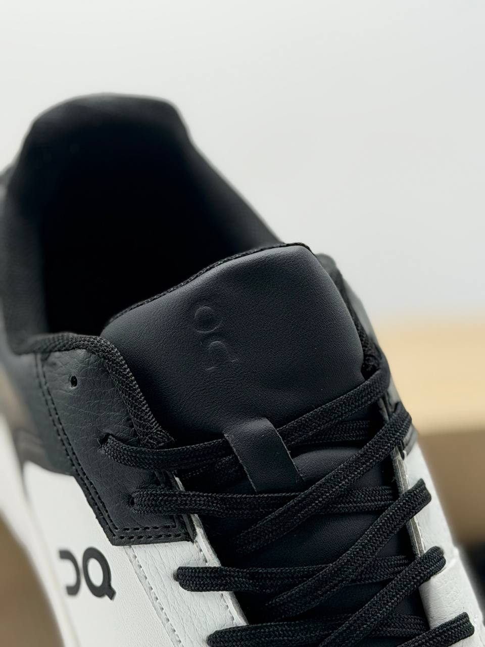 On The Roger Clubhouse | Blanco-Negro