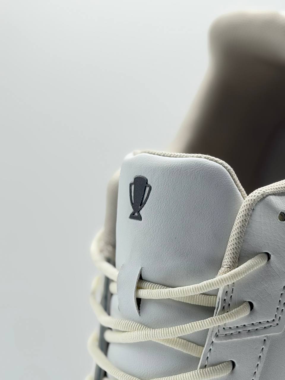On The Roger Clubhouse | Blanco
