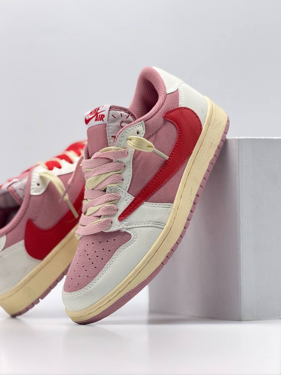 Nike Air Jordan 1 Retro Low OG SP x Travis Scott "Tropical Pink" | Rosa-Beige |