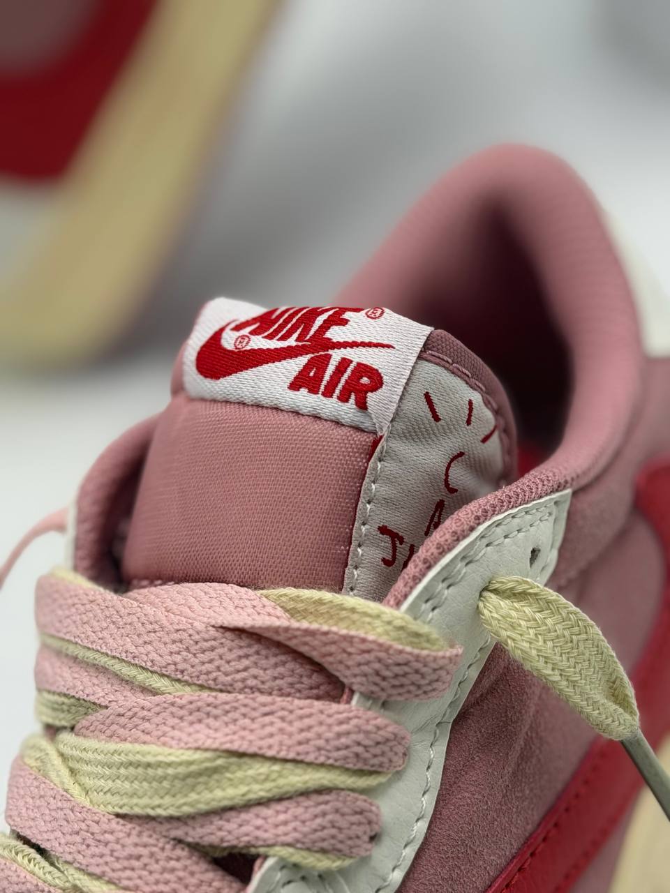 Nike Air Jordan 1 Retro Low OG SP x Travis Scott "Tropical Pink" | Rosa-Beige |