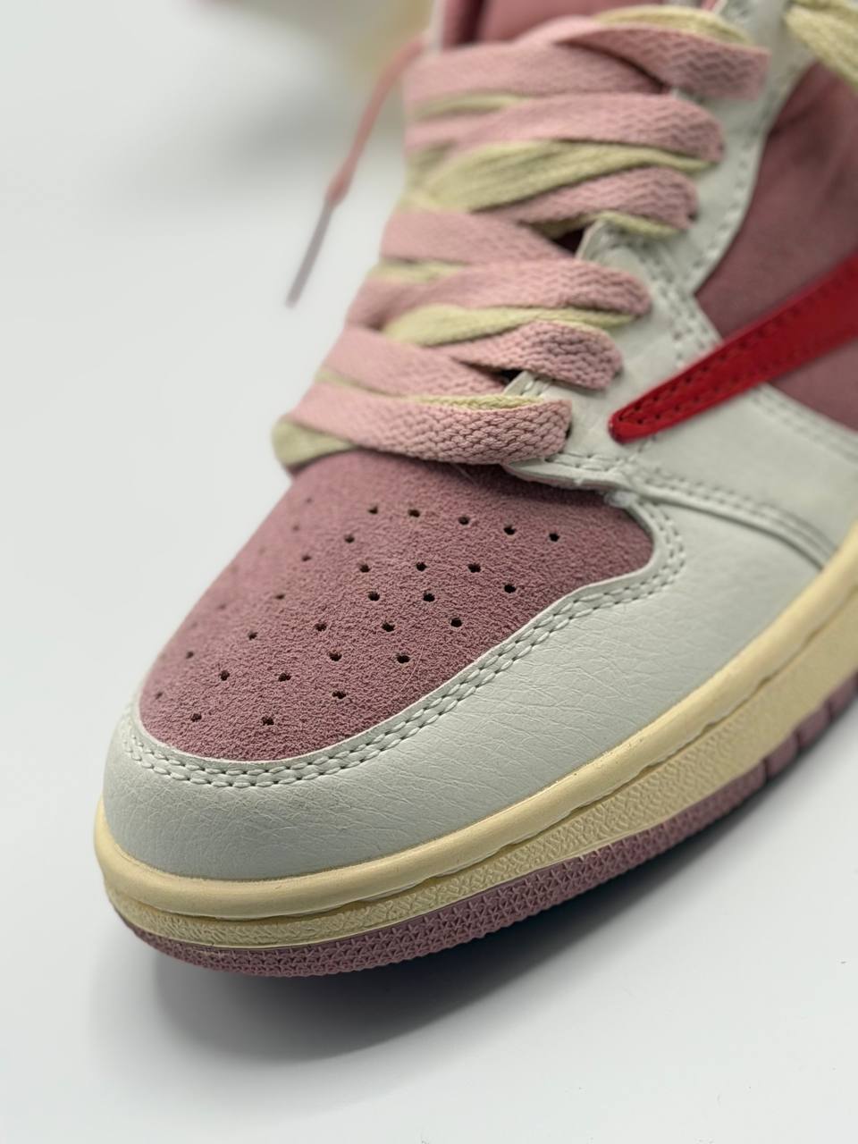 Nike Air Jordan 1 Retro Low OG SP x Travis Scott "Tropical Pink" | Rosa-Beige |