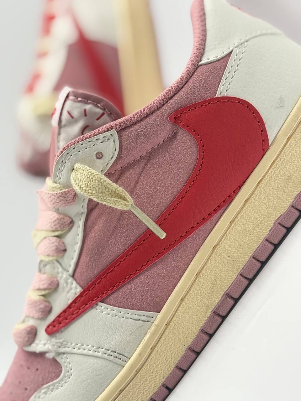 Nike Air Jordan 1 Retro Low OG SP x Travis Scott "Tropical Pink" | Rosa-Beige |