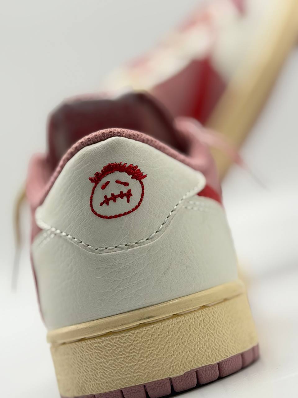Nike Air Jordan 1 Retro Low OG SP x Travis Scott "Tropical Pink" | Rosa-Beige |